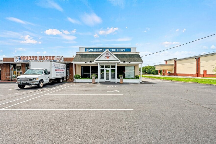 More Photos Of 7535 Williamson Rd, Roanoke Restaurant For Lease