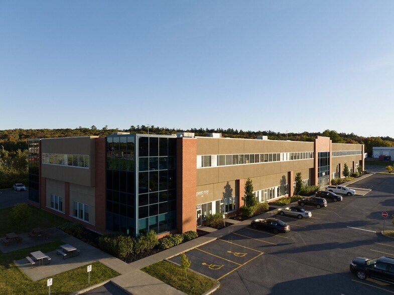 More Photos Of 1984 5E Rue, Lévis Office For Lease