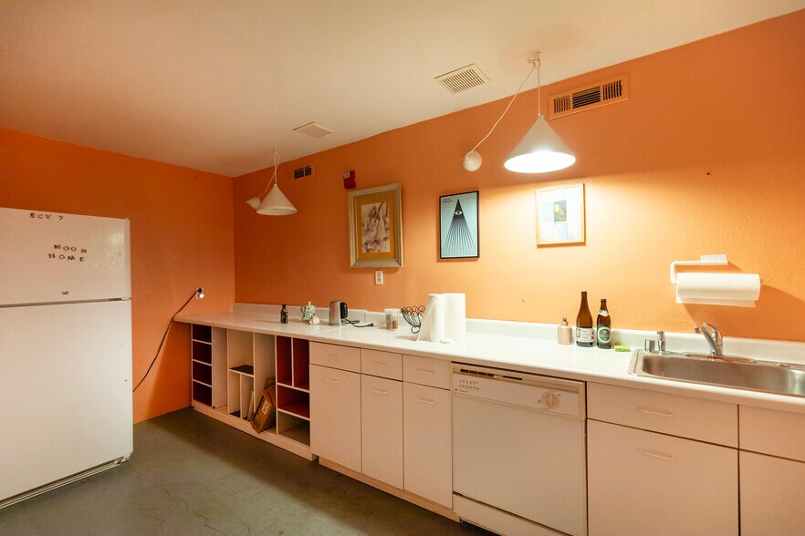 More Photos Of 1112 D St, Sacramento Showroom For Lease