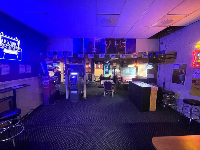 More Photos Of 2521 Waynesburg Dr SE, Canton General Retail For Sale