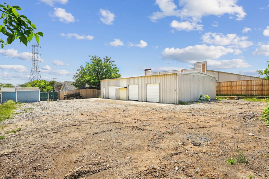 More Photos Of 2423 Hinton Dr, Irving Warehouse For Lease