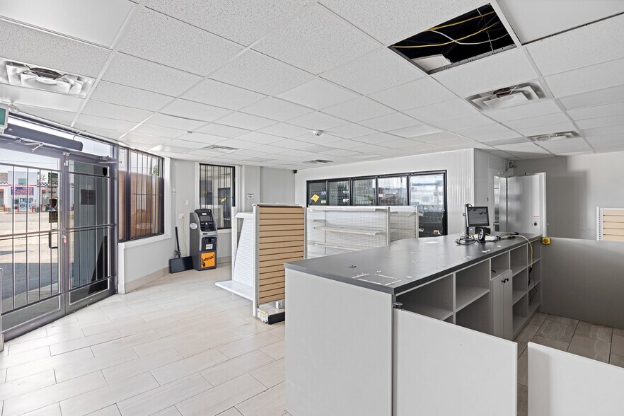 More Photos Of 33 Oak St E, Leamington Convenience Store For Sale