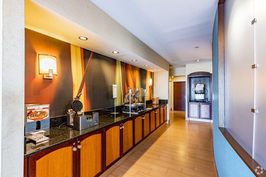 More Photos Of 16 Trinity Point Dr, Washington Hotel For Sale