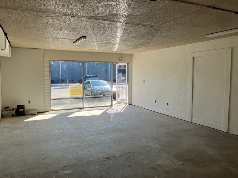 More Photos Of 12691-12695 Mcgregor Blvd, Fort Myers Unknown For Lease