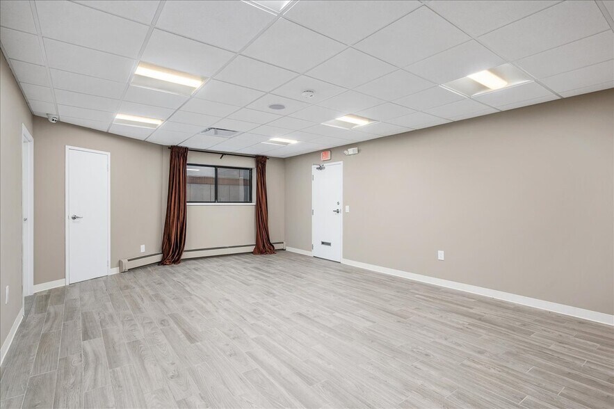 More Photos Of 2039 Palmer Ave, Larchmont Medical For Lease