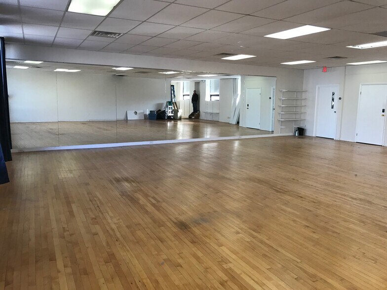 More Photos Of 61 Main St, Norwalk Storefront Retail Office For Lease