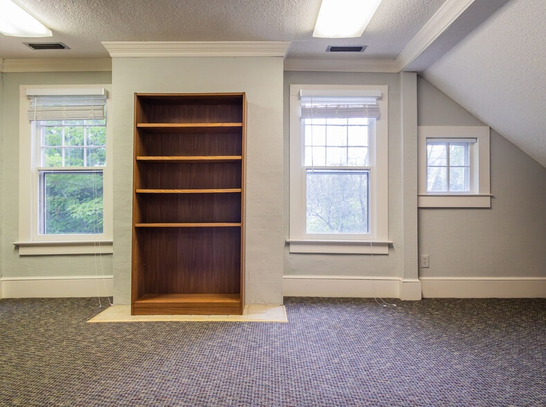 More Photos Of 3562 Spangenberg Ave, Clemmons Office For Lease