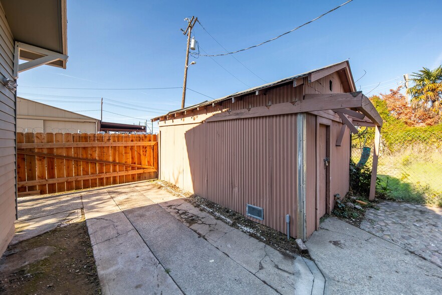 More Photos Of 115 E Walnut St, Lodi Freestanding For Sale