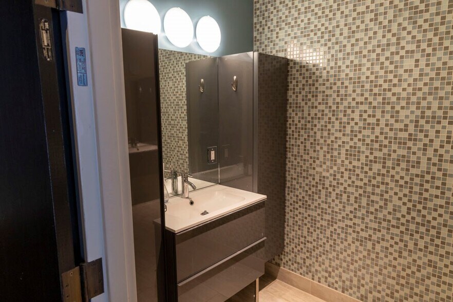 More Photos Of 4397 Federal Dr, Greensboro Flex For Lease