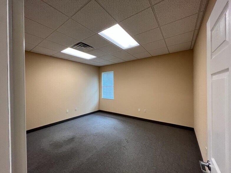 More Photos Of 2010 NE 14th St, Ocala Office For Lease