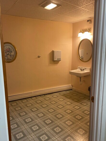 More Photos Of 268/270 Young St, Wilson Office For Lease