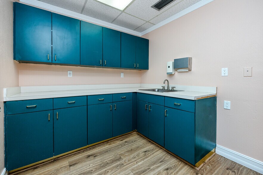 More Photos Of 6449 38th Ave, Saint Petersburg Medical For Lease