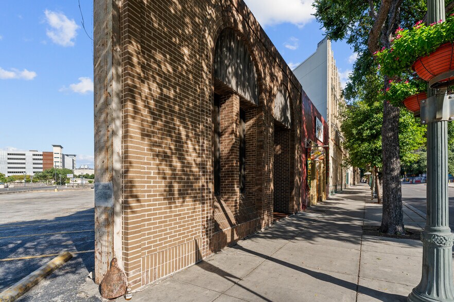 More Photos Of 425-427 S Saint Marys St, San Antonio Storefront Retail Office For Sale