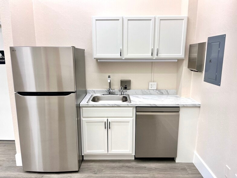 More Photos Of 1311-1425 63rd St, Emeryville Distribution For Lease