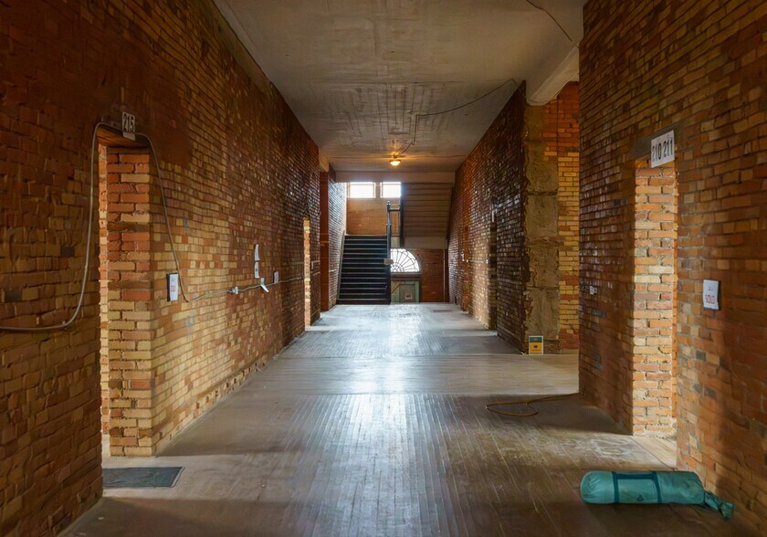 More Photos Of 601 Barton St E, Hamilton Schools For Sale