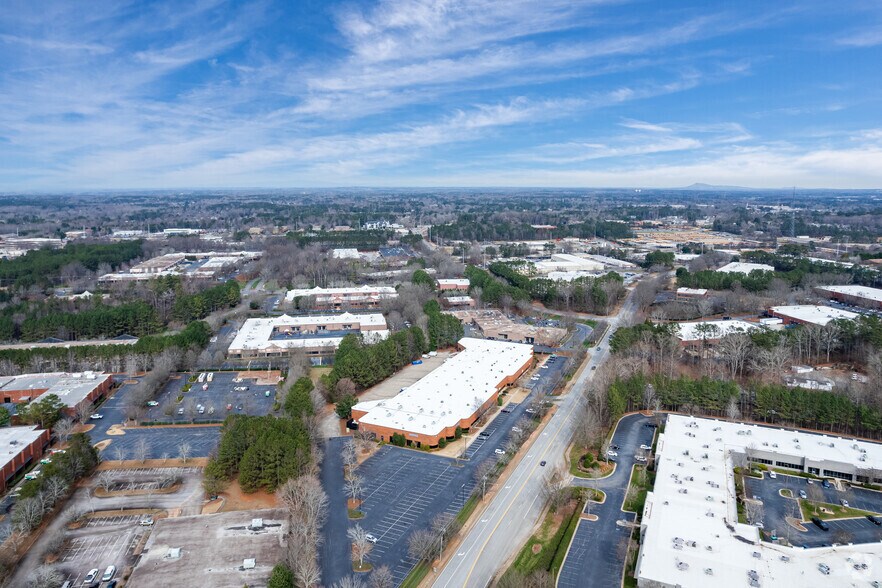 More Photos Of 11350 Old Roswell Rd, Alpharetta Warehouse For Lease