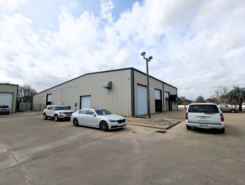 More Photos Of 5320 W Parkway St, Groves Industrial For Sale