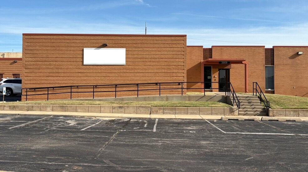 Primary Photo Of 3905-3909 NW 36th St, Oklahoma City Manufacturing For Lease