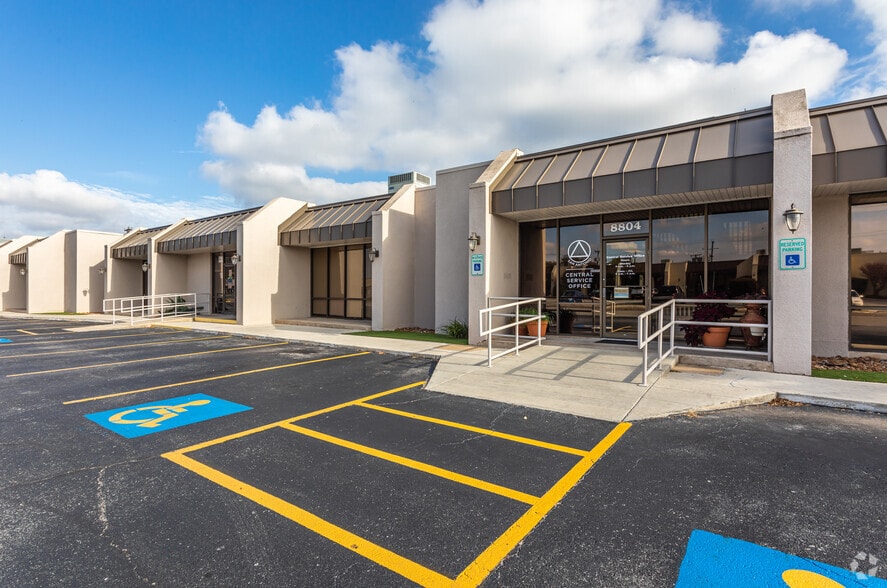 More Photos Of 8800-8844 Tradeway St, San Antonio Showroom For Lease