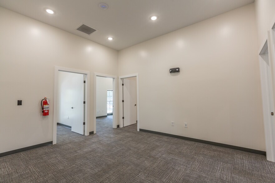 More Photos Of 130 W Trade St, Dallas General Retail For Lease