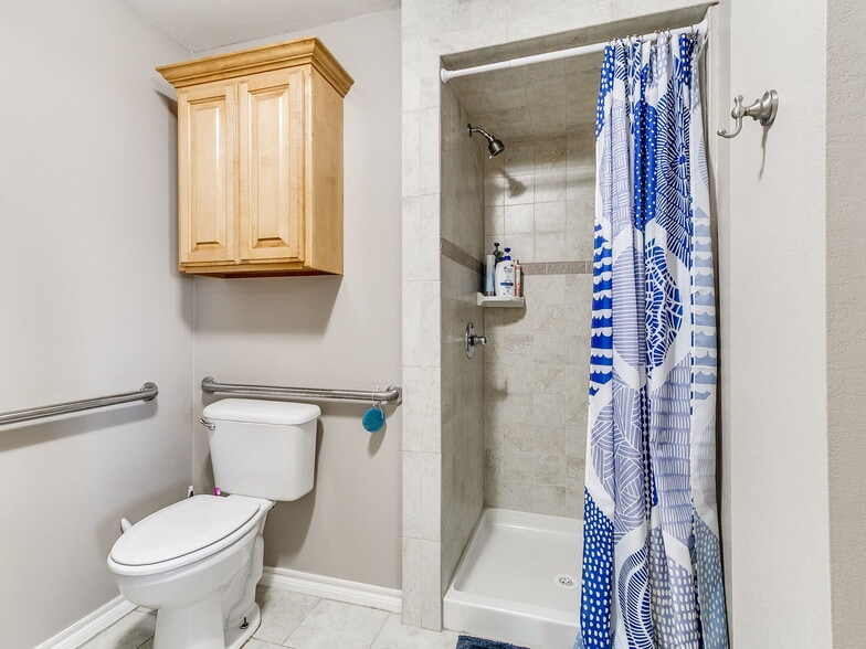 More Photos Of 1064 Industrial Dr, Yukon Light Distribution For Lease