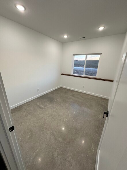 More Photos Of 400 Gaar Rd, Walnut Shade Office For Lease