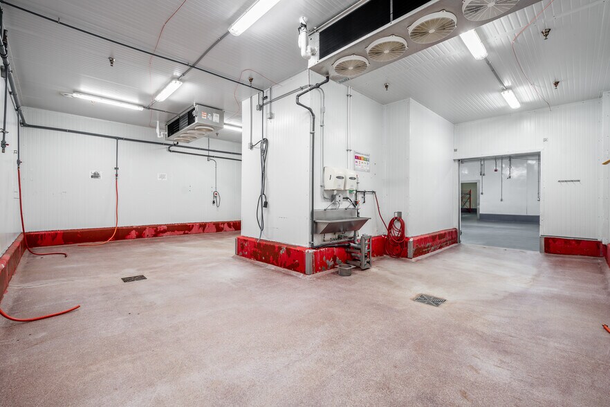 More Photos Of 3300 Boul Industriel, Laval Refrigeration Cold Storage For Lease