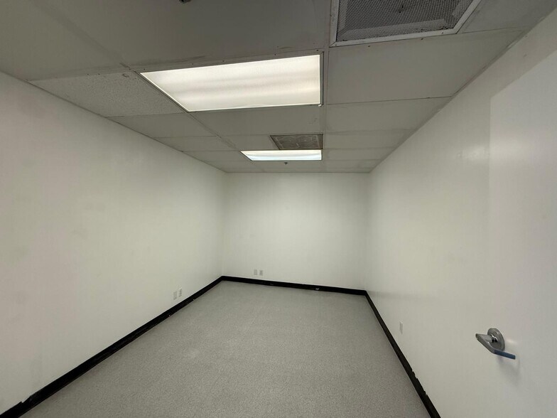 More Photos Of 7979-7989 Vickers St, San Diego Flex For Lease