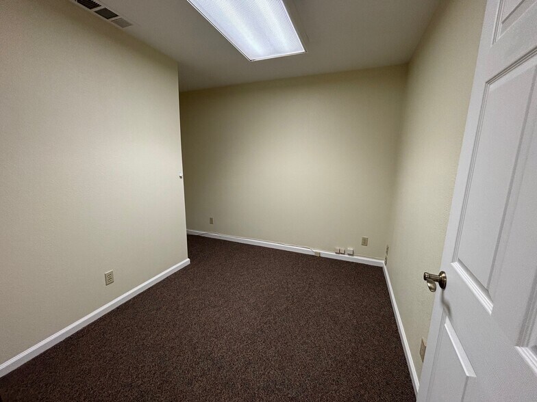 More Photos Of 222 W Lockeford St, Lodi Office For Lease