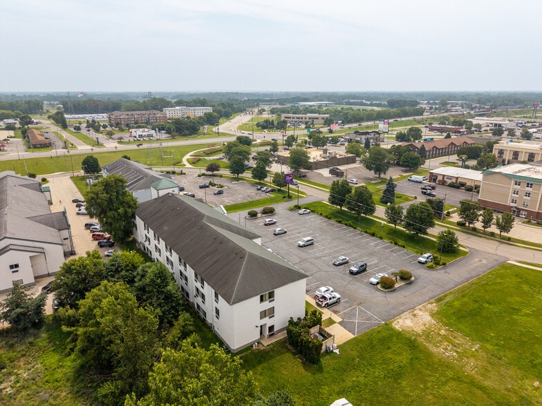 More Photos Of 220 Caravan Dr, Elkhart Hotel For Sale