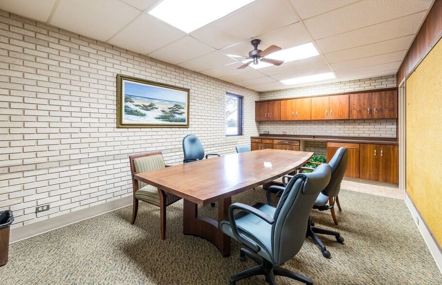 More Photos Of 208 E Houston St, Beeville Office For Sale