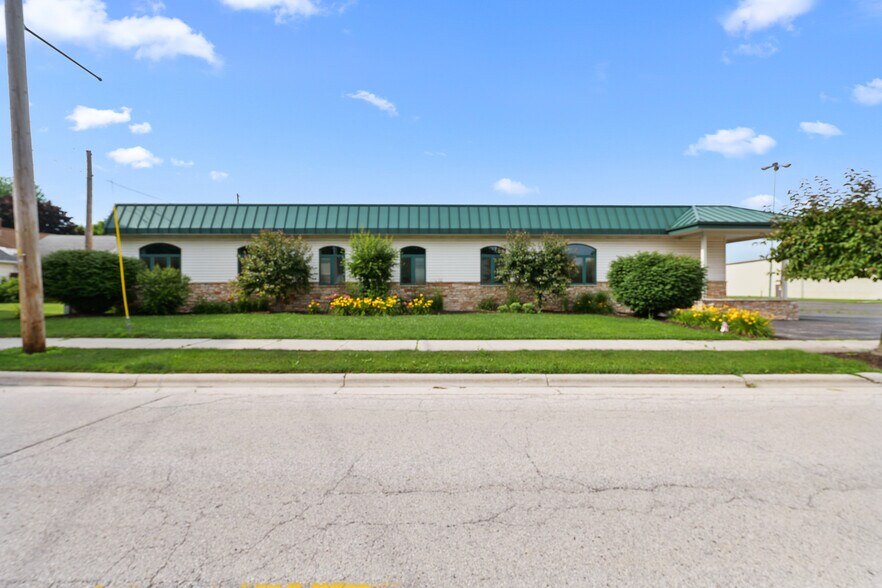 More Photos Of 1828 Park Ave, New Holstein Light Distribution For Sale