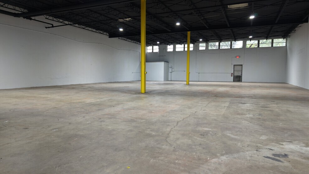 More Photos Of 16401-16413 NW 8th Ave, Miami Distribution For Lease
