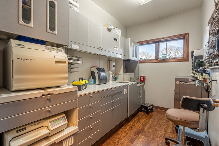 More Photos Of 1107 S Mulford Rd, Rockford Office For Sale