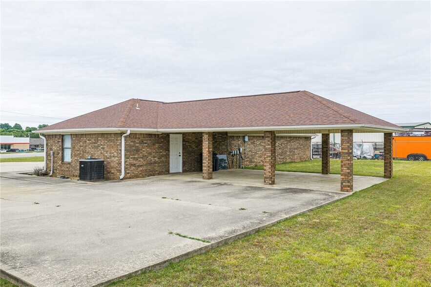 More Photos Of 706 W Broadway St, Spiro Medical For Sale