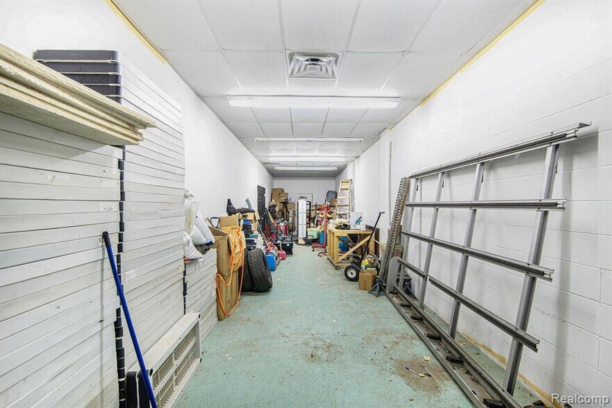 More Photos Of 1323 E Main St, Flushing Light Manufacturing For Sale