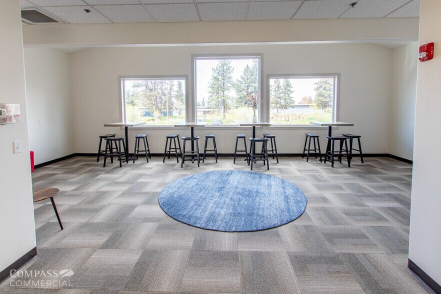 More Photos Of 300 SE Reed Market Rd, Bend Office For Lease