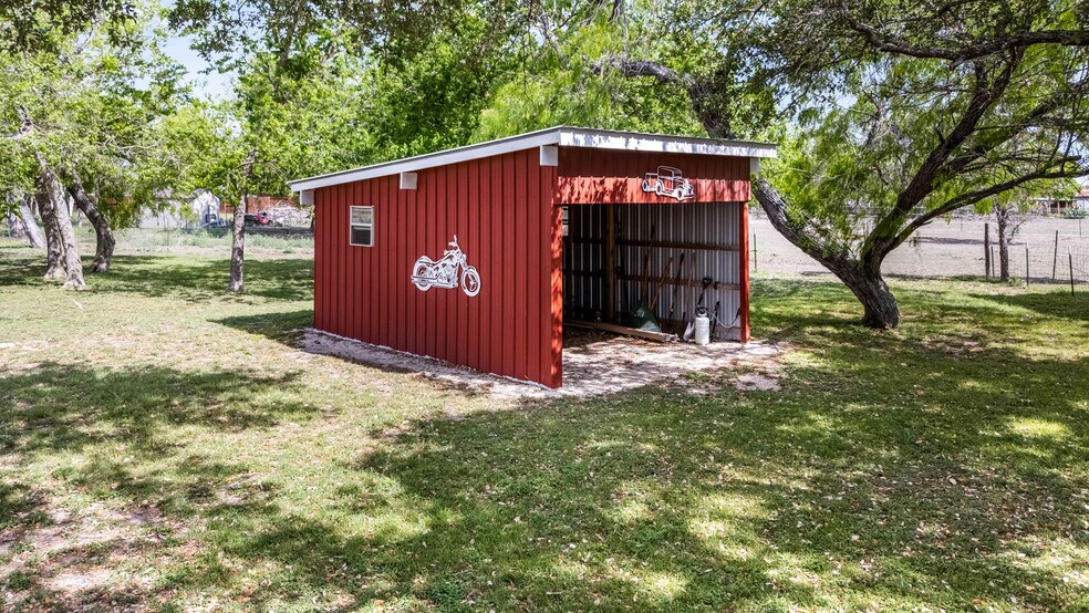 More Photos Of 5738 FM 2538, Marion Flex For Sale