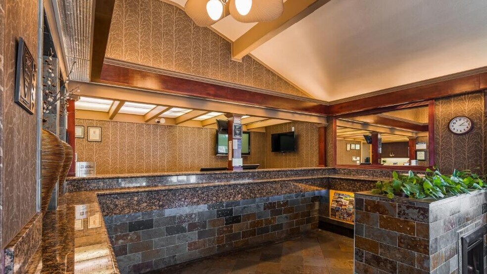 More Photos Of 760 NW Garden Valley Blvd, Roseburg Hotel For Sale