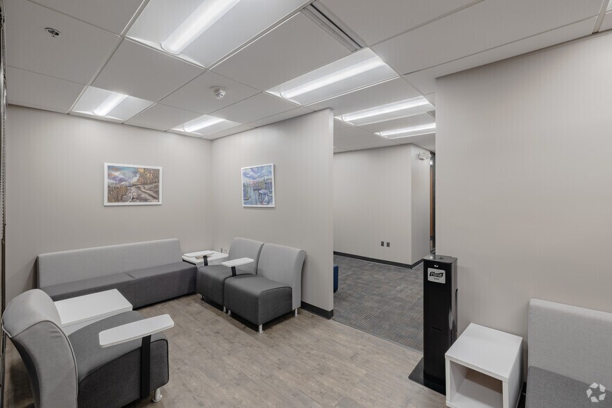 More Photos Of 4-6 Parklane Blvd, Dearborn Office For Lease