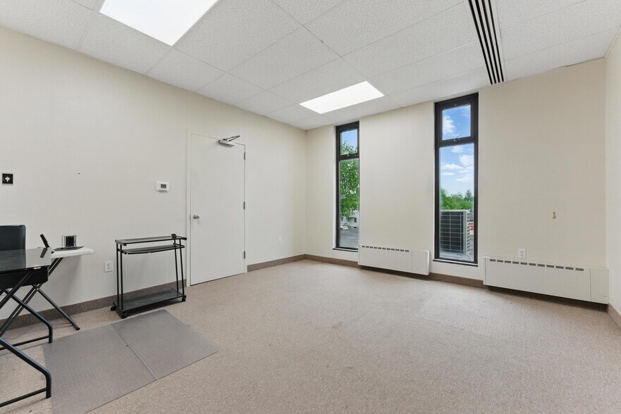 More Photos Of 119 Winsor St, Ludlow Office For Sale