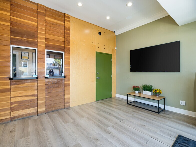 More Photos Of 8328-8332 Lincoln Blvd, Los Angeles Storefront For Sale