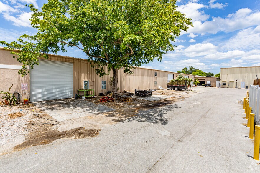 More Photos Of 3384 Mercantile Ave, Naples Warehouse For Lease