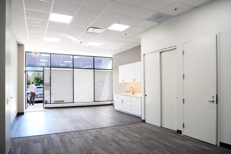 More Photos Of 775 Waukegan Rd, Deerfield Storefront For Lease