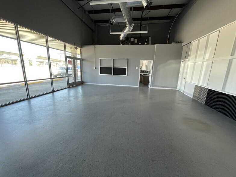 More Photos Of 22820 Interstate 45, Spring Unknown For Lease