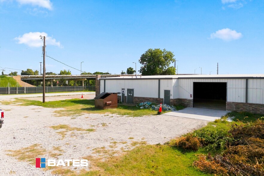 More Photos Of 901 E Johnson St, Waco Service For Sale
