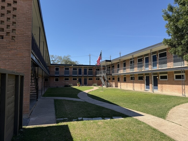More Photos Of 9733 Neuens Rd, Houston Apartments For Sale