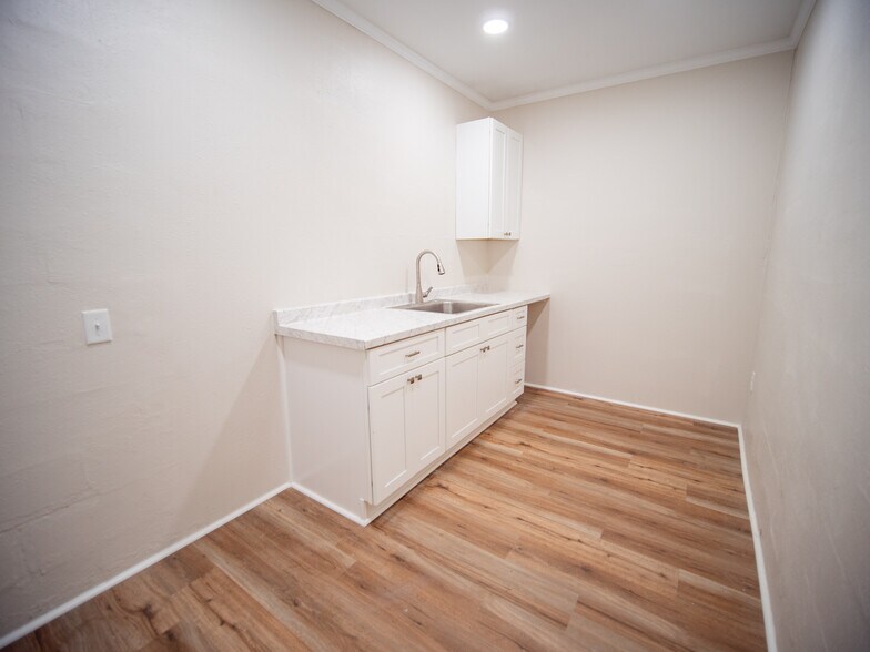 More Photos Of 110-112 Irvin Ave SW, Live Oak Medical For Sale