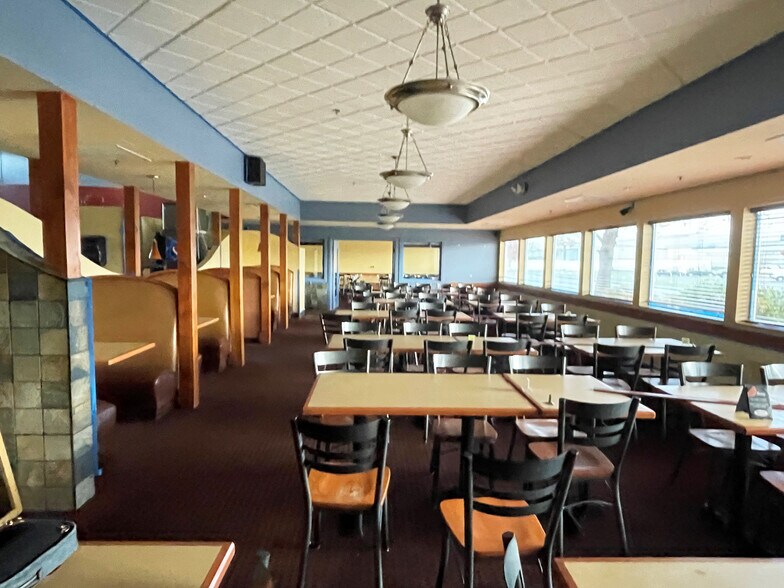 More Photos Of 950 Seneca Rd, Eugene Restaurant For Lease