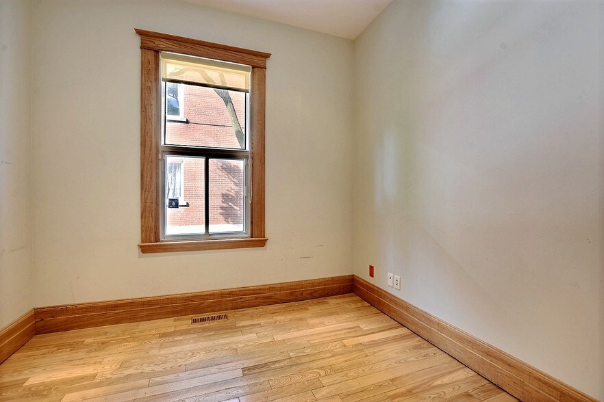 More Photos Of 510-512 Décarie Boul, Saint-Laurent Loft Creative Space For Sale